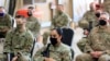 Tentara AS yang mengenakan masker terlihat saat upacara serah terima pangkalan militer Taji dari pasukan koalisi pimpinan AS kepada pasukan keamanan Irak, di pangkalan utara Baghdad, Irak 23 Agustus 2020. (Foto: Reuters)