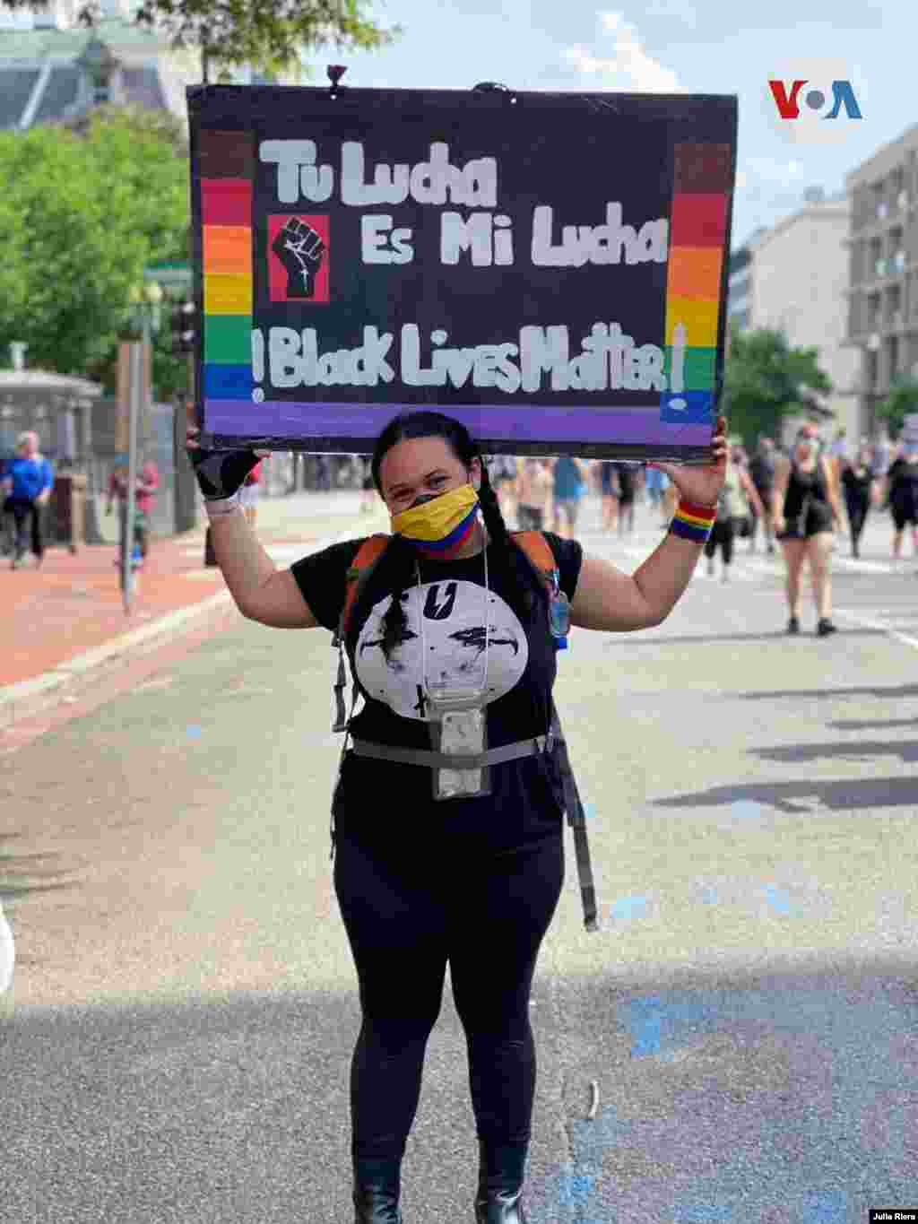 Otra manifestante en Washington D.C. que expresa su apoyo a las protestas contra la injusticia racial y el abuso policial. 6 de junio de 2020.