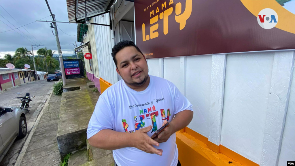 Sa&#250;l D&#237;az, comerciante de Restaurante y T&#237;picos Mam&#225; Letty, en el casco urbano de Chiltiup&#225;n, El Salvador.