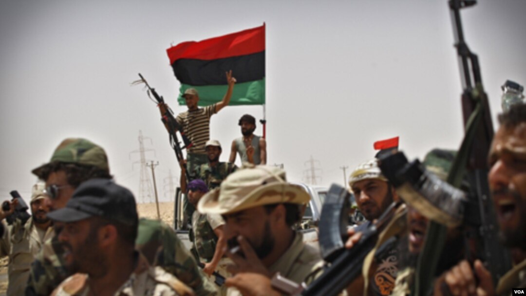 Pasukan pemberontak Libya siaga di Ajdabiya, sebelah barat kota Brega, Libya timur (19/7). Pemberontak dilaporkan terus bergerak maju untuk menguasai kota minyak Brega.