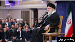 علی خامنه‌ای بعد از حدود چهل روز برای اولین‌بار در حسینیه محل دیدارهای عمومی‌اش با مقامات حاضر شد