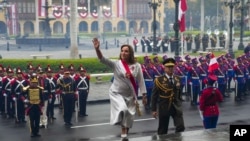 La presidenta peruana Dina Boluarte llega a la catedral para la misa del Día de la Independencia en Lima, Perú, el domingo 28 de julio de 2024. Boluarte ofrece su segundo discurso sobre el Estado de la Nación ante el Congreso.