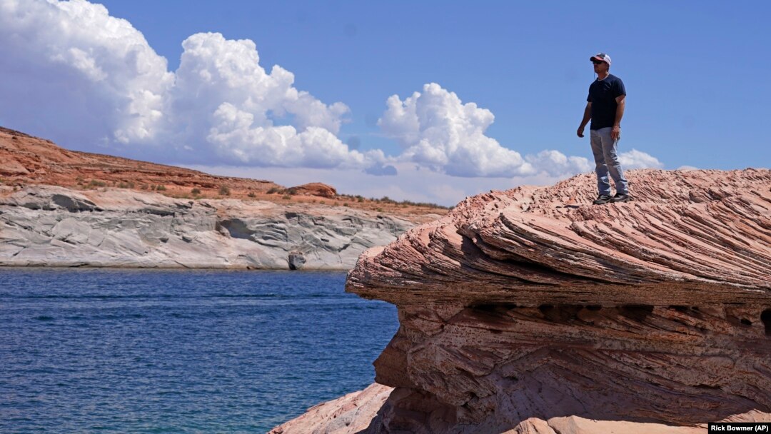 Bill Schneider berdiri di Danau Powell, 31 Juli 2021, dekat Page, Arizona. Musim panas ini, ketinggian air mencapai titik terendah bersejarah di tengah perubahan iklim di AS Barat. (Foto: AP/Rick Bowmer)