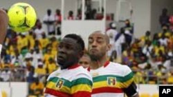 Les joueurs de la sélection nationale malienne lors d’un match de football de la Coupe d'Afrique des Nations 2012, contre le Gabon, au stade de l'Amitié à Libreville, Gabon, 5 février 2012.