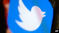 La red social aclaró que la medida está dirigida a caracteres latinos.