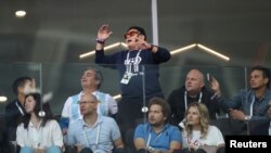 Mantan pesepak bola Argentina Diego Maradona menyaksikan partai penyisihan Grup D Piala Dunia 2018 antara Islandia melawan Argentina di Stadion Spartak di Moskow, 16 Juni 2018.