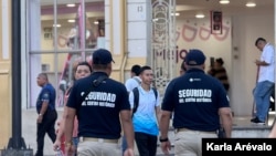 Un grupo de agentes de seguridad del Centro Histórico de San Salvador verifica que no haya ventas informales en las principales plazas de la ciudad. [Fotografía: Karla Arévalo / VOA]