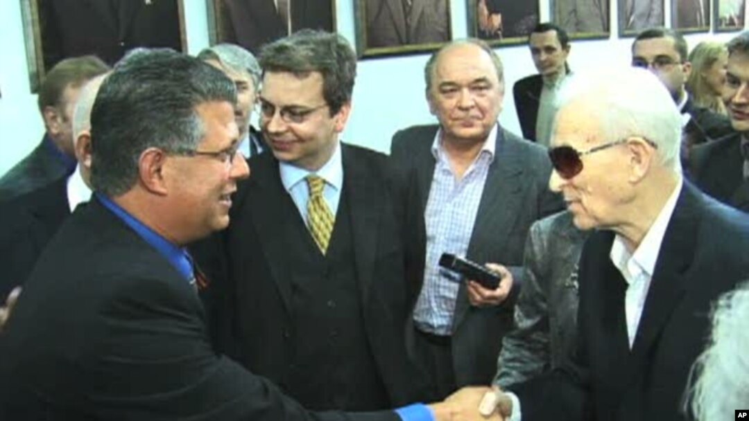 Francis Gary Powers Jr. (left) meets Karl Alperovich, who was a co-designer of the missile that shot down the US U2 spy plane Power's father flew over the Soviet Union in 1960