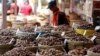 Kurma dijual di pasar, menjelang bulan puasa Ramadan di Kairo, Mesir, 5 Mei 2019. 9REUTERS / Mohamed Abd El Ghany).