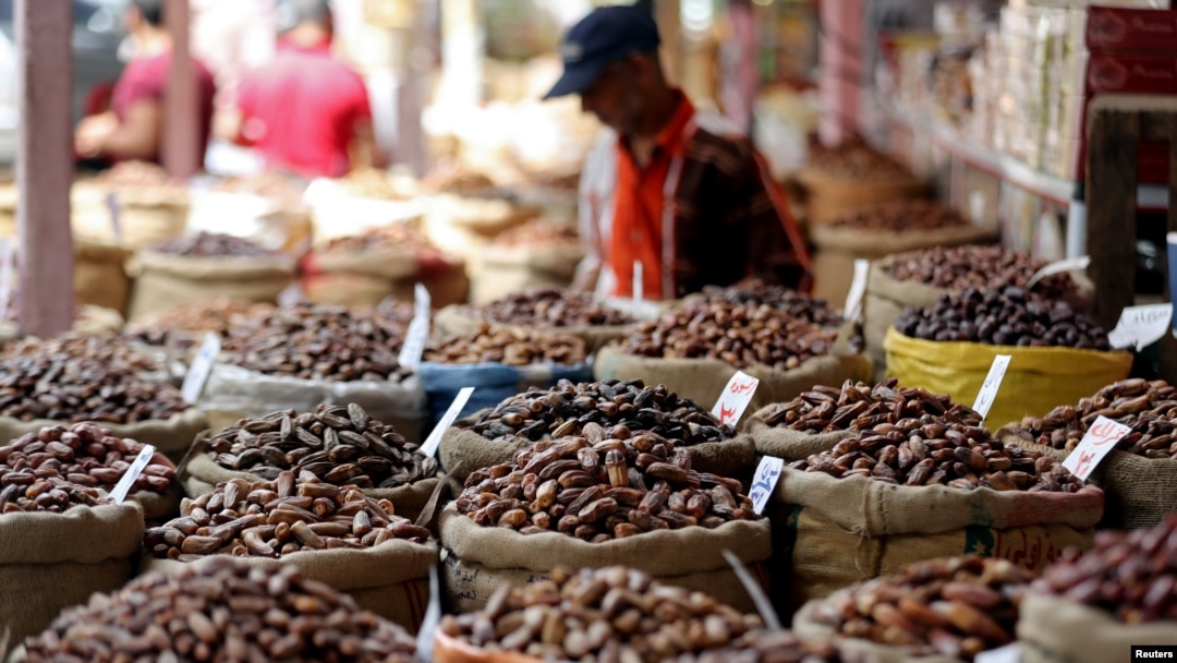 Kurma dijual di pasar, menjelang bulan puasa Ramadan di Kairo, Mesir, 5 Mei 2019. 9REUTERS / Mohamed Abd El Ghany).