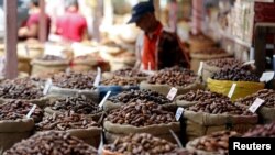 Kurma dijual di pasar, menjelang bulan puasa Ramadan di Kairo, Mesir, 5 Mei 2019. 9REUTERS / Mohamed Abd El Ghany).