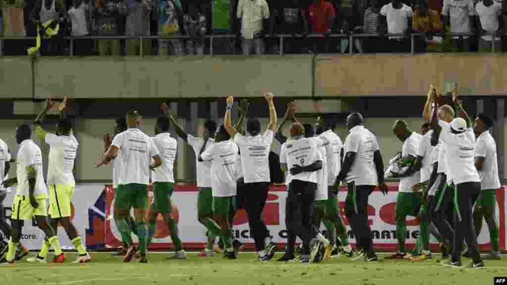 Les joueurs du Nigeria saluent le public après leur qualification pour Russie 2018, le 7 octobre 2017.