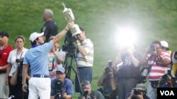 El irlandés Rory McIlroy, celebra su primer grande en el golf mundial.