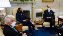 조 바이든 미국 대통령이 9일 백악관에서 카멀라 해리스 부통령과 재닛 옐런 재무장관이 배석한 가운데 대기업 CEO들과 만났다.