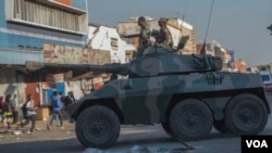 Un char de l'armée patrouille dans une rue de Harare lors de manifestations de partisans de l'opposition, le 1er août 2018