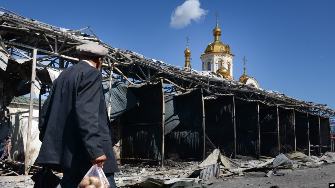 Toko-toko di pasar dekat stasiun kereta apai yang hancur karena penembakan di Donetsk, kota terbesar yang dikuasai pemberontak di Ukraina timur (30/8). (AP/Mstyslav Chernov)