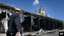 Toko-toko di pasar dekat stasiun kereta apai yang hancur karena penembakan di Donetsk, kota terbesar yang dikuasai pemberontak di Ukraina timur (30/8). (AP/Mstyslav Chernov)