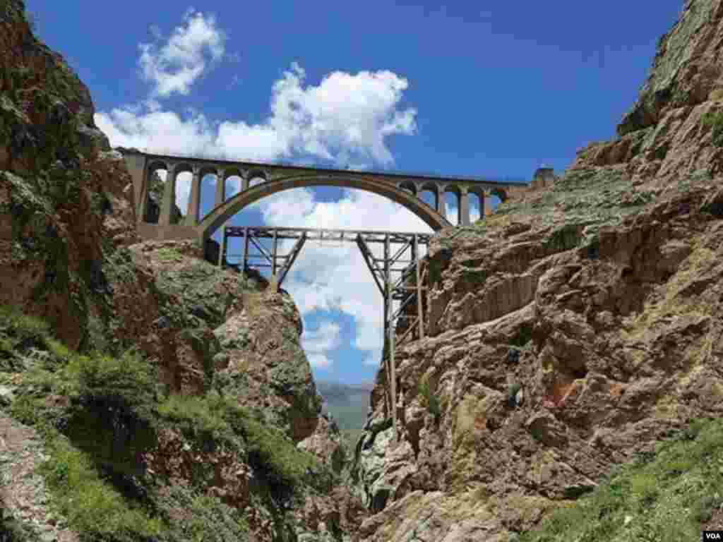 نمایی از پل ورسک در سوادکوه یادگار دوران رضا شاه پهلوی عکس: آرش (ارسالی شما)