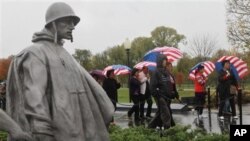 <span class="imageCaption">2008年6月27日拍摄的这张图片显示，朝鲜宁边的一个核电厂的一个冷却水塔（右）在拆除之前拍摄的照片。 </span>