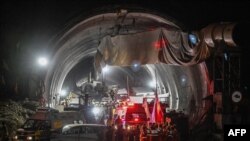 Tim penyelamat India berhasil mengeluarkan 41 penambang yang telah terjebak selama 17 hari di distrik Uttarkashi, Uttarakhand hari Selasa (28/11). 