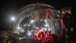 Tim penyelamat India berhasil mengeluarkan 41 penambang yang telah terjebak selama 17 hari di distrik Uttarkashi, Uttarakhand hari Selasa (28/11). 