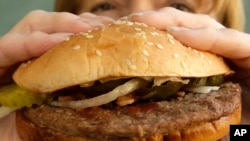 Burger "whopper" di salah satu gerai Burger King di Allison Park, Pennsylvania. (Foto: dok). Whopper baru tanpa daging diluncurkan pada 1 April di 59 restoran Burger King di daerah St. Louis, Missouri. 