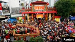 Warga menonton tarian naga (dragon) menjelang perayaan festival Cap Go Meh di Yogyakarta (foto: ilustrasi). Pemerintah DIY melarang etnis Tionghoa memiliki tanah di sana. 