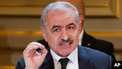 ARCHIVO - El primer ministro palestino, Mohammed Shtayyeh, habla durante una reunión con funcionarios de países occidentales y árabes, Naciones Unidas y organizaciones no gubernamentales en el Palacio del Eliseo en París, el jueves 9 de noviembre de 2023. 