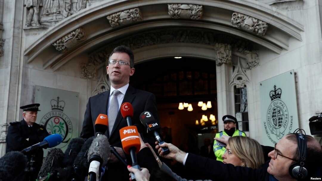 El secretario de Justicia británico, Jeremy Wright, habló frente a la Corte Suprema en Londres, el martes, 24 de enero de 2017, tras la decisión de una corte de que el gobierno de Theresa May necesita aprobación del Parlamento para activar el Brexit.