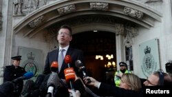 El secretario de Justicia británico, Jeremy Wright, habló frente a la Corte Suprema en Londres, el martes, 24 de enero de 2017, tras la decisión de una corte de que el gobierno de Theresa May necesita aprobación del Parlamento para activar el Brexit.