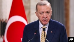 Presiden Turki Recep Tayyip Erdogan menuduh partai oposisi memicu xenophobia dan rasisme Senin, 1 Juli 2024, setelah pecahnya kerusuhan anti-Suriah di Turki. 
