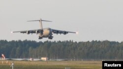 Американский самолет C-17 Globemaster приземляется в Риге, Латвия, 25 августа 2026 года (фото @ALFREDSPODINS VIA X/via REUTERS TPX IMAGES OF THE DAY)