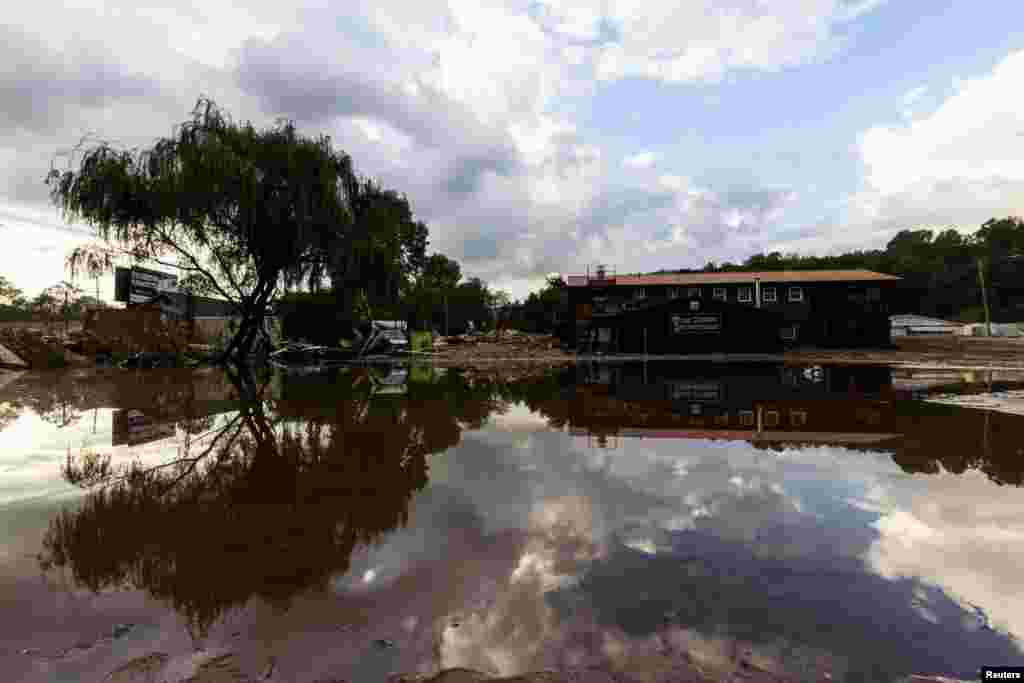 Los Brosseau, que viven cerca de Asheville, hacen parte de ese grupo que no estaba entre los asegurados.&nbsp;Cuando se mudaron al lugar, los dos debían tener un seguro contra inundaciones. Pero después de tres años, cuentan, los mapas de inundaciones se volvieron a trazar y su casa ya no tenía que tenerlo.