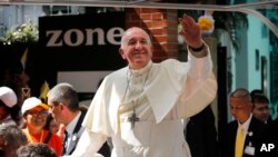 Le pape François, à son arrivée à l'hôpital Saint-Louis de Bangkok, en Thaïlande, le jeudi 21 novembre 2019. (Photo AP / Manish Swarup)