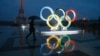 Anneaux olympiques sur la place du Trocadéro qui surplombe la Tour Eiffel. Paris accueillera les Jeux olympiques d'été de 2024 et Los Angeles organisera les Jeux de 2028. (Photo AP/François Mori)