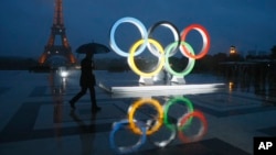 Anneaux olympiques sur la place du Trocadéro qui surplombe la Tour Eiffel. Paris accueillera les Jeux olympiques d'été de 2024 et Los Angeles organisera les Jeux de 2028. (Photo AP/François Mori)