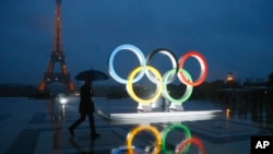Cincin Olimpiade tampak dipasang di alun-alun Trocadero yang menghadap ke Menara Eiffel, setelah Paris dipastikan menjadi tuan rumah Olimpiade 2024 (foto: dok). 