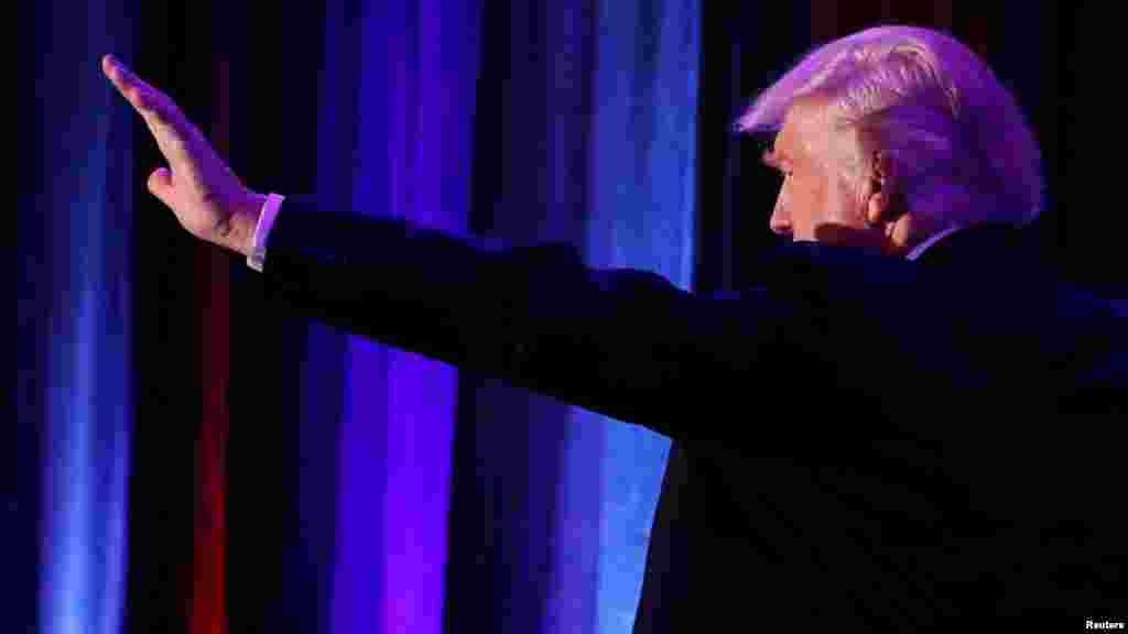 Le candidat à la présidentielle républicaine, Donald Trump, arrive au cours de la nuit électorale au New York Hilton Midtown à Manhattan, New York, États-Unis, 9 novembre 2016. 