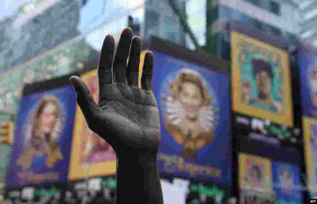 Las manos de un manifestante se ven sobre la multitud en Times Square el 1 de junio de 2020.