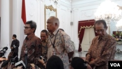 Pemimpin sementara KPK Johan Budi (kiri) dan Taufiequrrachman Ruki (tengah) usai bertemu Presiden Joko Widodo di Istana Negara Jakarta, Jumat (27/2). (VOA/Iris Gera)