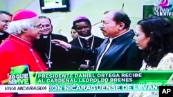 El presidente Daniel Ortega y su esposa Rosario Murillo saludan al nuevo cardenal, Leopoldo Brenes, anoche, a su llegada a Managua.