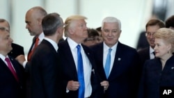 PM Montenegro, Dusko Markovic, tengah kanan, tampak seperti didesak oleh Donald Trump, tengah, dalam foto yang diambil pada acara pertemuan puncak para kepala negara anggota NATO di Brussels, 25 Mei 2017 (foto: AP Photo/Matt Dunham)