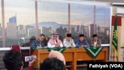 Duta Besar Arab Saudi untuk Indonesia Usamah bin Muhammad al-Shuaibi (kiri kedua) menjelaskan tentang Ketua FPI Rizieq Shihab di Kantor PP Muhammadiyah, Jakarta, Selasa (13/11). (Foto: VOA/Fathiyah)