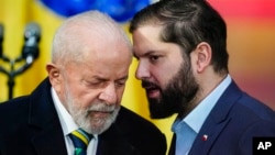 El presidente brasileño Luiz Inácio Lula da Silva escucha a su homólogo de Chile, Gabriel Boric, en el palacio La Moneda en Santiago, el 5 de agosto de 2024.