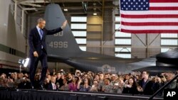 “La época de desplegar grandes fuerzas terrestres con grandes huellas militares (…) en el extranjero está llegando a su fin”, dijo Obama.