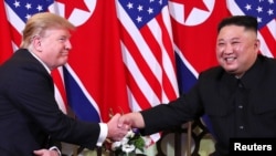 Trump i Kim se rukuju prije razgovora u Hanoju, Vijetnam, 27. februar 2019.