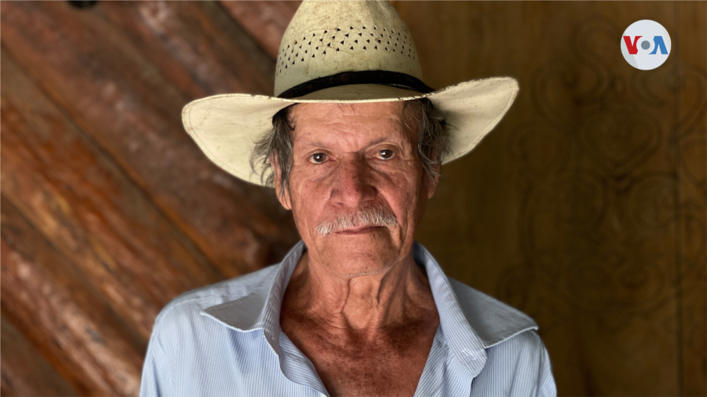 Antonio Tobar, de 62 años, huyó con sus hijos y esposa hacia Armenia, Sonsonate, un pueblo a cinco horas de Morazán. Tras volver, se dedica a las artesanías y labrar la tierra.