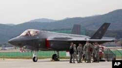 Un chasseur furtif américain F-35 lors de l'exposition internationale de l'aérospatiale de Séoul, en Corée du Sud le 16 octobre 2017.