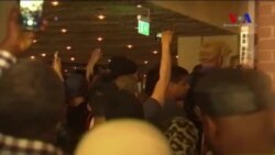 İngitere'de Protestocular Belediye Binalarını Bastı