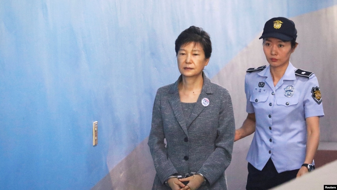 Pemimpin terguling Korea Selatan Park Geun-hye tiba di pengadilan di Seoul, Korea Selatan, 25 Agustus 2017. (Foto: Reuters)